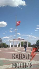 В Мелитополе солдаты РФ подняли флаг СССР. Фото