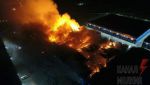 В российском Подмосковье горит склад – площадь пожара составляет почти 34 тысячи квадратных метров, здание частично обрушилось