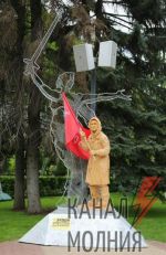 В российском Воронеже установили скульптуру бабушки, которая попала в харьковскую больницу после обстрела ее дома войсками РФ