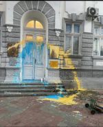 В ночь на 16 мая неизвестные «покрасили» желтой и голубой краской здание оккупационной администрации в Евпатории в оккупированном Крыму