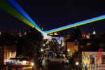 Между башнями Карлова моста в Праге пускали лазерные лучи в цветах флага Украины. Фото