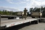 На военной базе Форт-Стюарт в Джорджии солдаты загружают бронетранспортеры M113, направляющиеся в Европу для поддержки военной помощи Украине