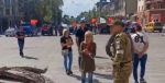 Российские военные устроили в Мариуполе автопробег волонтеров с красными флагами, завершившийся экскурсией внутри уничтоженного ими же Драмтеатра