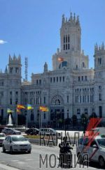 Возле мэрии Мадрида, столицы Испании, установили украинские флаги. Фото
