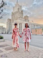 Девушки в Москве провели антивоенную акцию «Нам не отмыться от крови» у здания МИД РФ