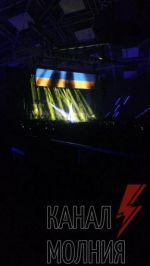 На концерте Ханса Циммера в Лодзи на огромном экране транслировался украинский флаг. Фото