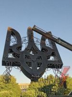 На центральной площади временно оккупированного города Алёшки Херсонской области россияне демонтировали украинский тризуб. Фото