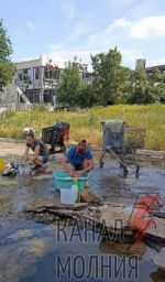 Советник мэра Мариуполя Пётр Андрющенко выложил фото, на котором жители города стирают вещи в лужах