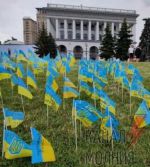 В память о Героях «Азовстали», погибших за Украину, на Майдане Независимости родственники бойцов полка «АЗОВ» установили 55 украинских флажков с надписями позывных и датами гибели украинских воинов