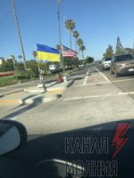 Украинский флаг в городе Санта Барбара, Калифорния. Фото
