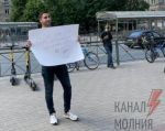 Петербургского активиста Андрея Оливьери задержали за одиночный пикет с плакатом, на котором была цитата Путина от 2004 года