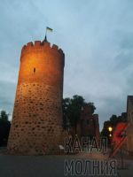 Украинский флаг на старинной башне в центре Митенвальде, Бранденбургская Земля, Германия
