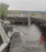 В соцсетях опубликовали видео момента попадания молнии в мост через реку Ирпень в районе села Демидов под Киевом