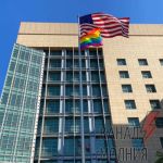 Посольства США и Великобритании вывесили флаг ЛГБТ возле своих диппредставительств в России