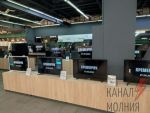 В одном из киевских магазинов электроники почтили память о трагедии в Кременчуге. Фото