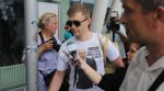 70 высланных дипломатов РФ покинули Болгарию – улетали в футболках с Путиным