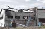 Благодаря опубликованным российской стороной фото видно, что разрушенное здание из бетонного кирпича с тонкой жестяной крышей после удара осталось на месте, что противоречит версии с ракетой