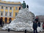 В Одессе спасают от возможного обстрела войсками РФ один из символов города - памятник Дюку де Ришелье возле Потемкинской лестницы. Фото