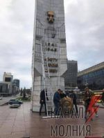 На площади Победы в Киеве с обелиска сняли бронзовые изображения Ленина
